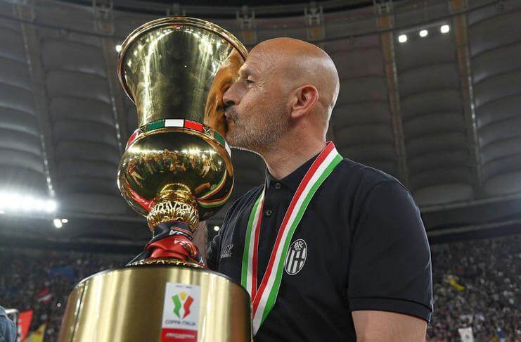 Vincenzo Italiano Tak Bisa Jamin Masa Depannya di Bologna 1 Vincenzo Italiano mencium trofi Coppa Italia.
