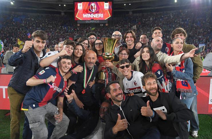 Kami Memang Pantas Juara! 3 Vincenzo Italiano merayakan trofi pertamanya.