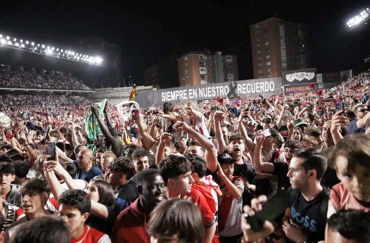 para fan Rayo Vallecano menyerbu lapangan.