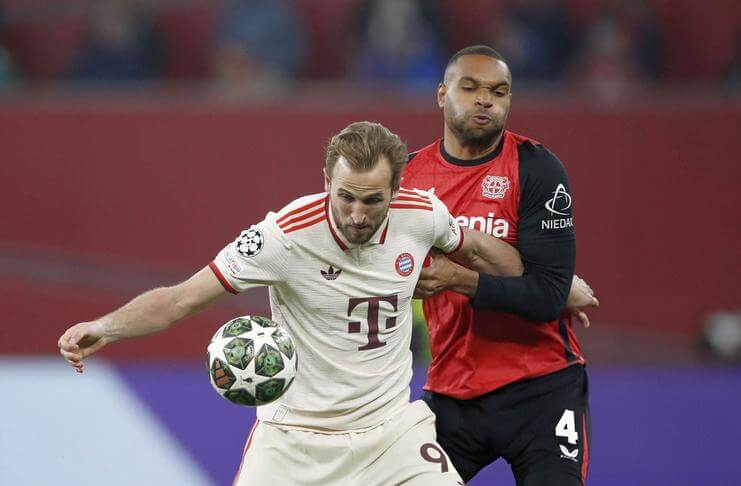 Harry Kane Tak Sabar Sambut Jonathan Tah 1 Harry Kane saat berduel dengan Jonathan Tah.
