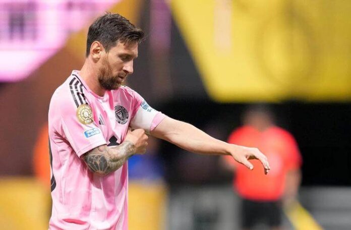 Lionel Messi dibela Zlatan Ibrahimovic.