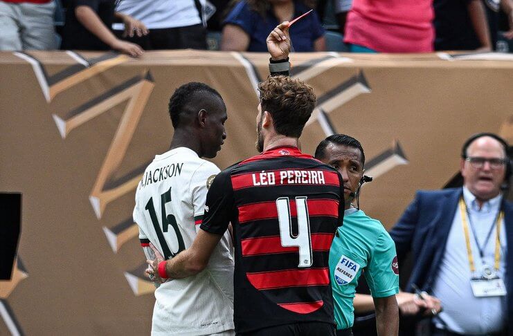Nicolas Jackson Frustrasi: Aku Marah pada Diri Sendiri! 1 Nicolas Jackson dikartu merah wasit pada laga Chelsea vs Flamengo.