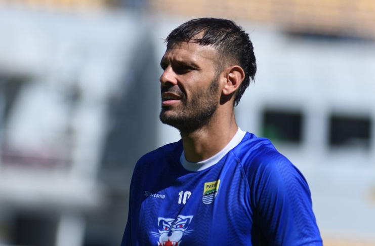 Tyronne del Pino: Selamat Tinggal, Bobotoh! 1 Tyronne del Pino - Persib Bandung - persib.co.id 2