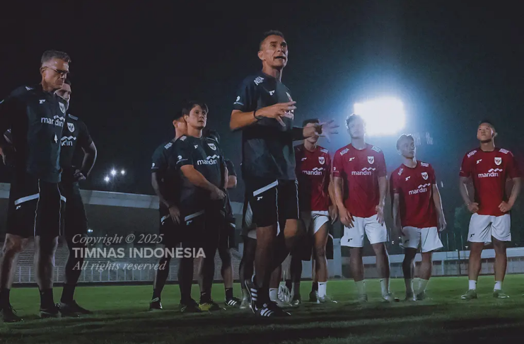 Gerald Vanenburg Tetap Latih Timnas U-23, Tapi.. 3 Gerald Vanenburg - Timnas U-23 Indonesia - Semifinal Piala AFF U-23 - kitagaruda. id 2
