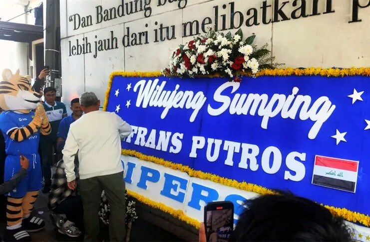 Perekrutan Frans Putros oleh Persib Bandung diumumkan Wali Kota Bandung.